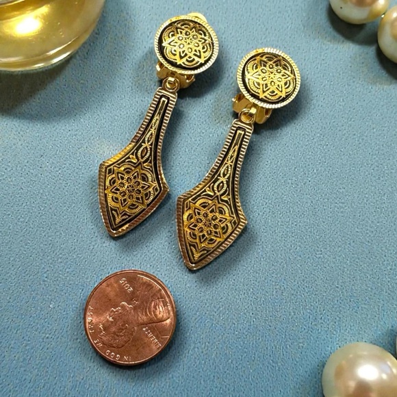 Vintage Damascene Gold & Black Deltoid Clip On Earrings - Picture 4 of 5